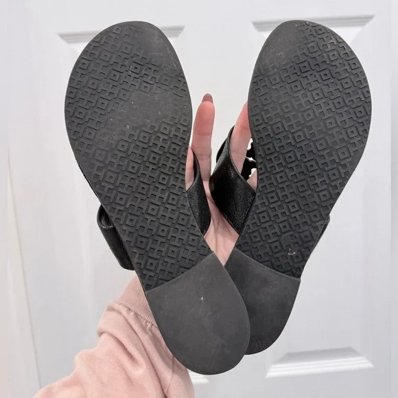 Tory Burch Louisa Black Pebbled Leather Thong Flip Flops Sandals Shoes Size 9 - Picture 7 of 8